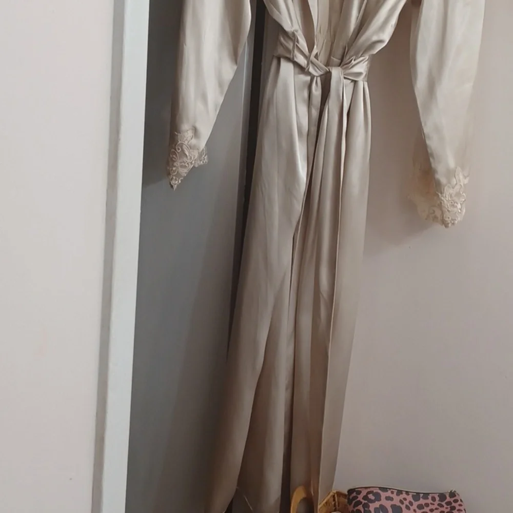 Jaclyn Smith Robe - Picture 3 of 8
